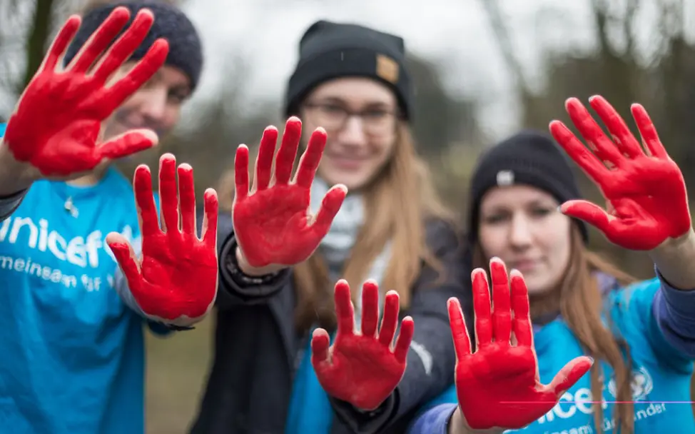 Jugendliche setzen mit roten Händen ein Zeichen gegen den Einsatz von Kindersoldaten | © UNICEF/Darman Nesaei Red Hand Day 2019: Jugendliche setzen mit roten Händen ein Zeichen gegen den Einsatz von Kindersoldaten