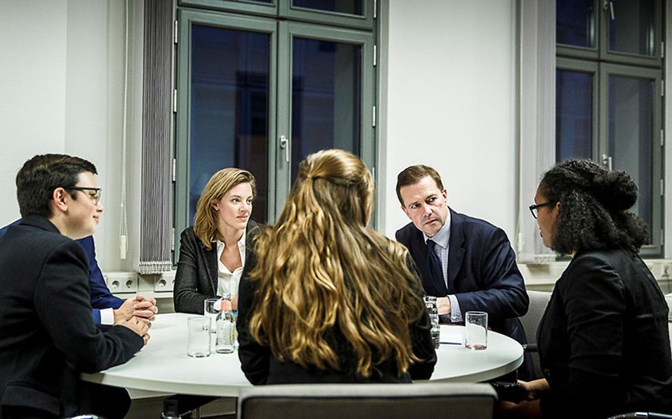 Sandra und zwei Mitgliedern des UNICEF-JuniorBeirats am Besprechungstisch mit Steffen Seibert und einer Kollegin.