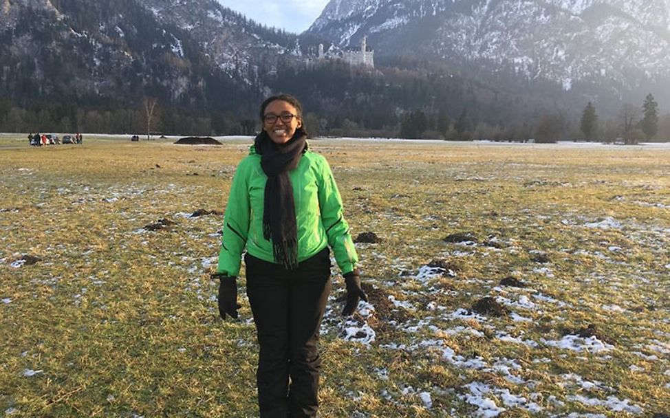 Sandra vor dem Schloss Neuschwanstein