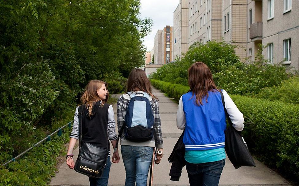 Jugendliche in einer Plattenbausiedlung in Berlin (© UNICEF DT/2012/Liesa Johannssen)