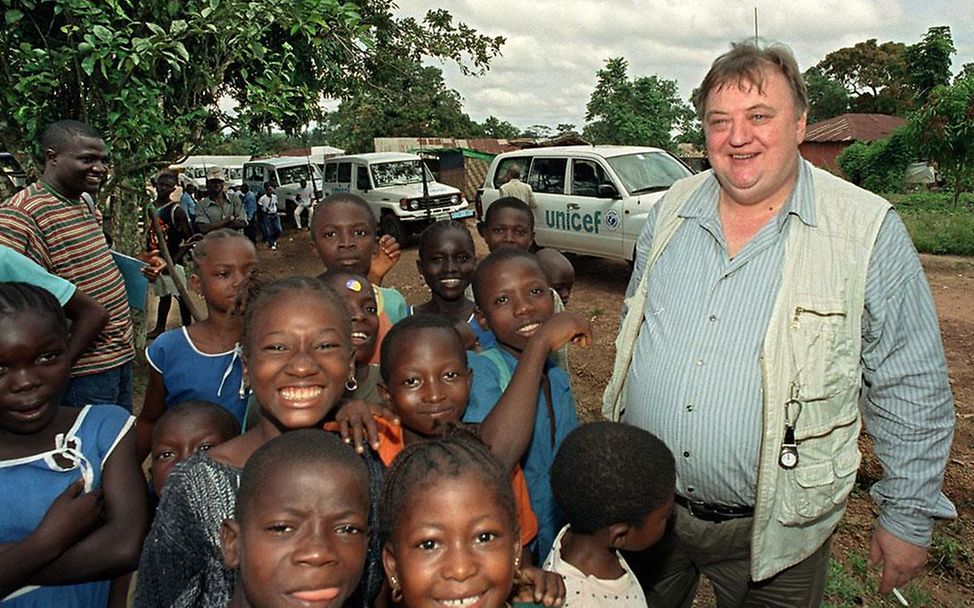 Dieter Pfaff als Unicef-Pate in Sierra Leone. (© UNICEF/Wolfgang Langenstrassen)