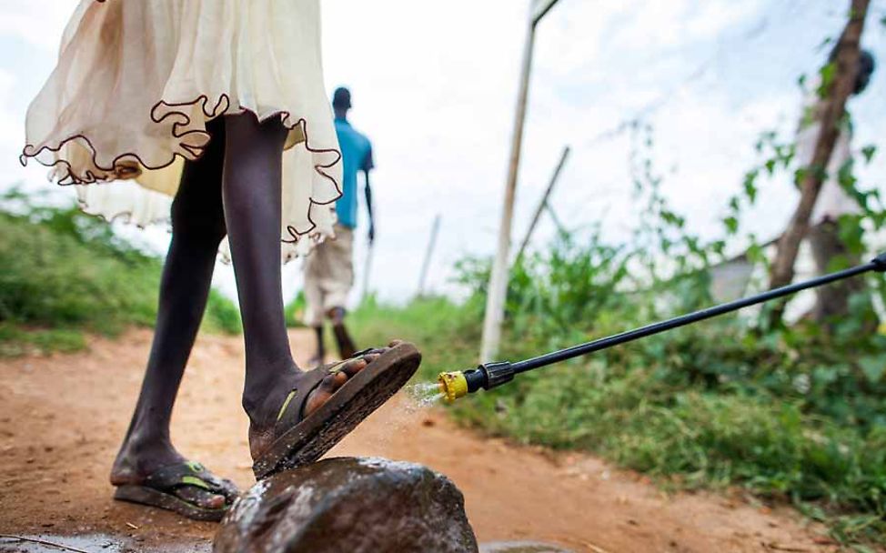 Südsudan: Ein Helfer desinfiziert die Füße eines Mädchens.