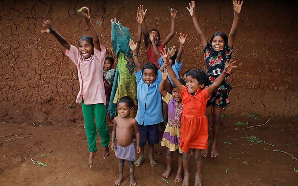 Indien: Eine Gruppe von Kindern springt vor Freude beim Spielen.