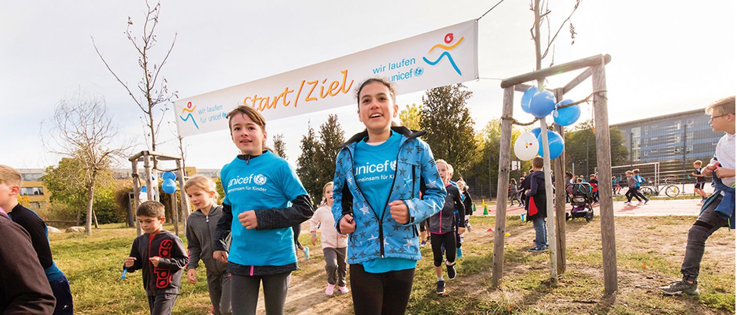 Spendenlauf: Wir laufen für UNICEF. Schüler beim Start ihres Spendenlaufes