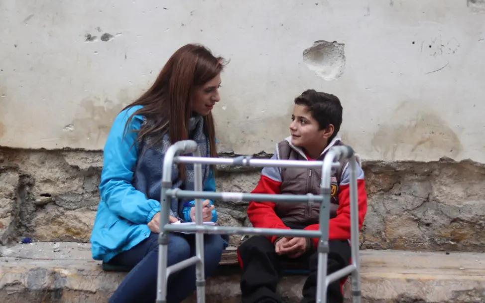UNICEF-Helferin Basma im Gespräch mit Abdullah (10) | © UNICEF Syria/2018/Al-Issa Sieben Jahre Syrien-Krieg: UNICEF-Helferin Basma mit Abdullah (10)