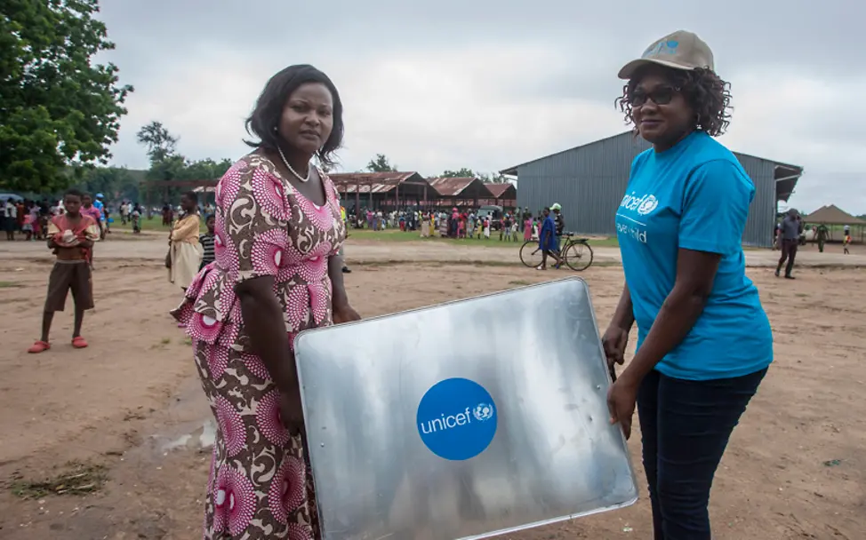 Nach dem Zyklon Idai verteilen UNICEF-Mitarbeiter Hilfsgüter in Malawi | © UNICEF Malawi/Gumulira Zyklon Idai in Mosambik und Malawi: UNICEF verteilt Hilfsgüter