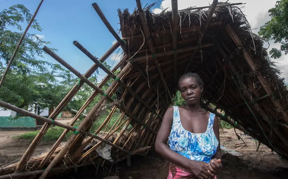 Annie vor den Trümmern ihres Hauses | © UNICEF Malawi/Amos Gumulira Wirbelsturm Idai: Annie vor den Trümmern ihres Hauses.