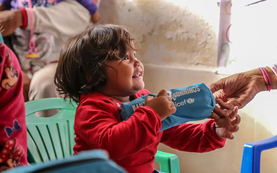 Dieses Mädchen ist mit seiner Mutter nach Ecuador gereist | © UNICEF/Moreno Gonzalez Ecuador: Das kleine Mädchen spielt in einem Child-Friendly-Space