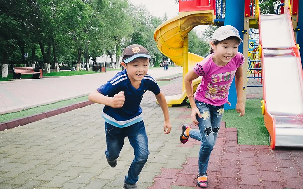 Kinder rennen auf einem Spielplatz | © UNICEF/Kim Child Friendly Cities Summit: Kinder rennen auf einem Spielplatz