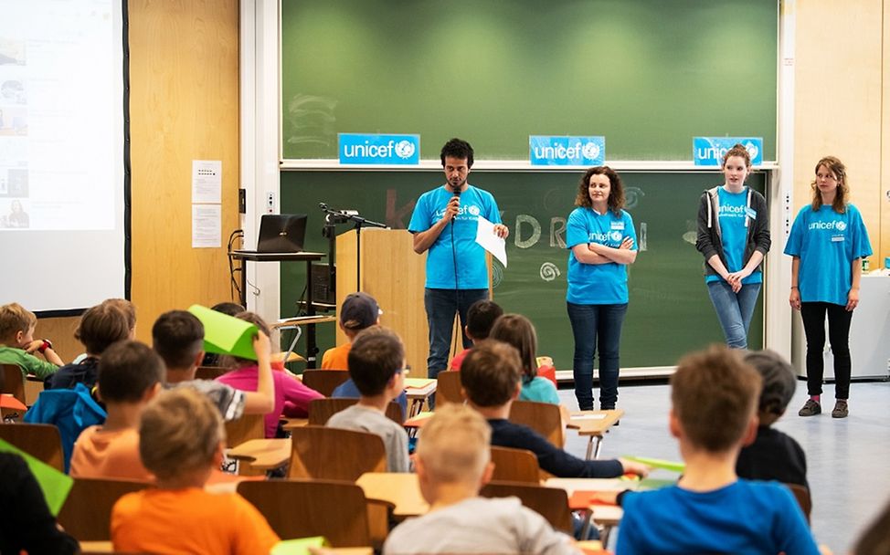 Die UNICEF-Hochschulgruppe Jena gestaltet eine Unterrichtsstunde