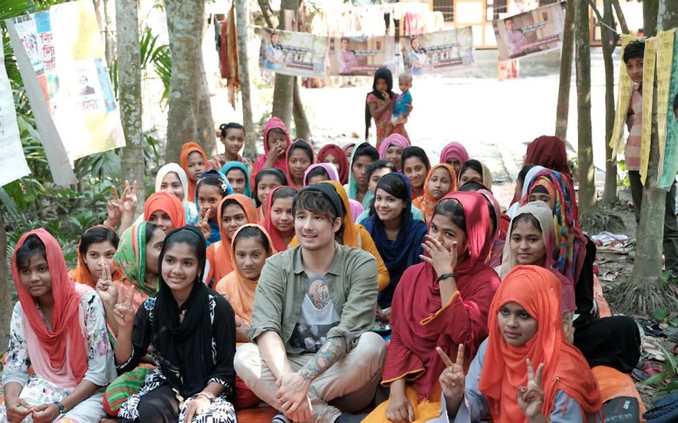 Julien Bam lernt in Dhaka viele Kinder und Jugendliche kennen. 