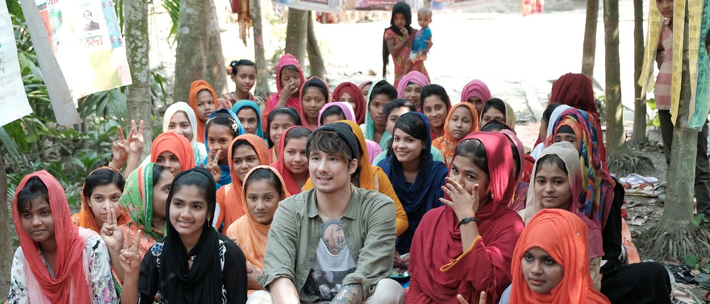 Julien Bam mit Mädchen in einem Youthclub in Dhaka, Bangladesch