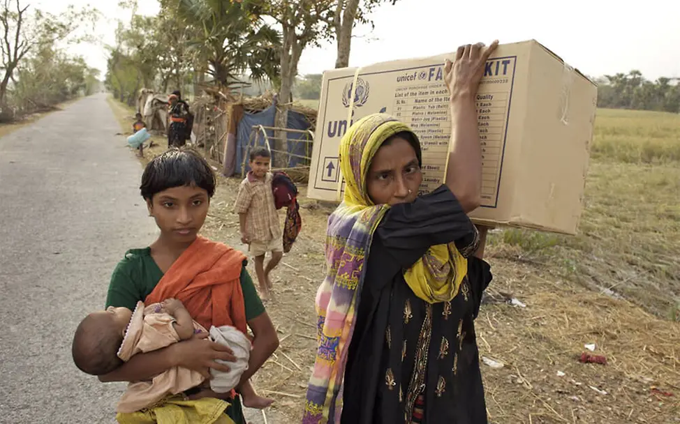 Zyklon Fani bedroht Millionen Kinder in Südasien. | © UNICEF Bangladesch Zyklon Fani bedroht Millionen Kinder in Südasien. Mutter mit Kindern und Hilfspaket