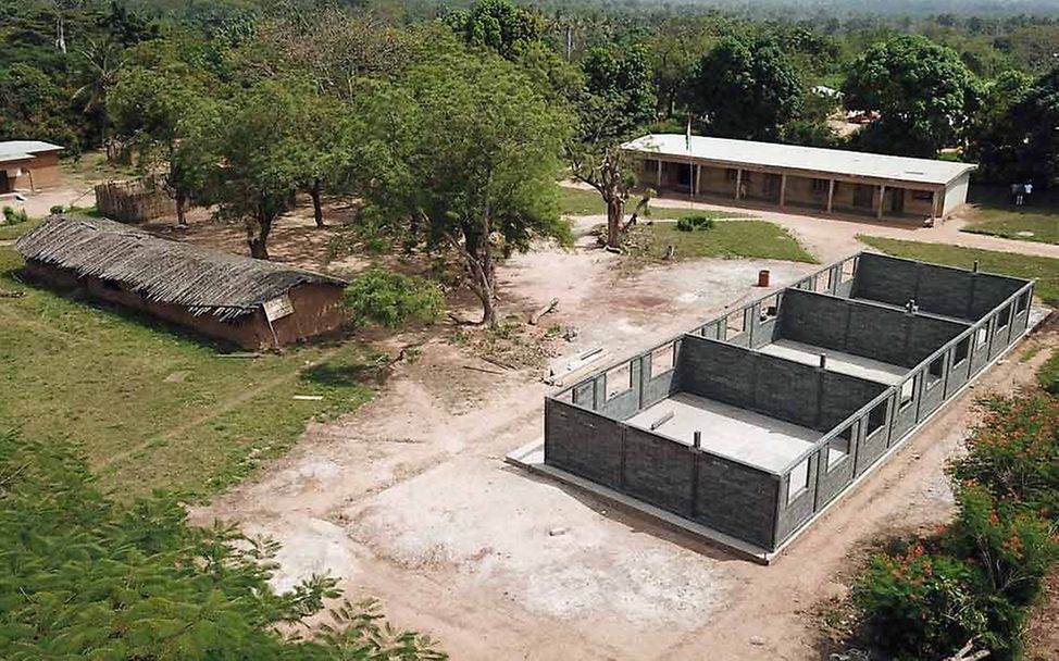 Blick auf eine Baustelle: Der Bau der neuen Schule hat begonnen. 