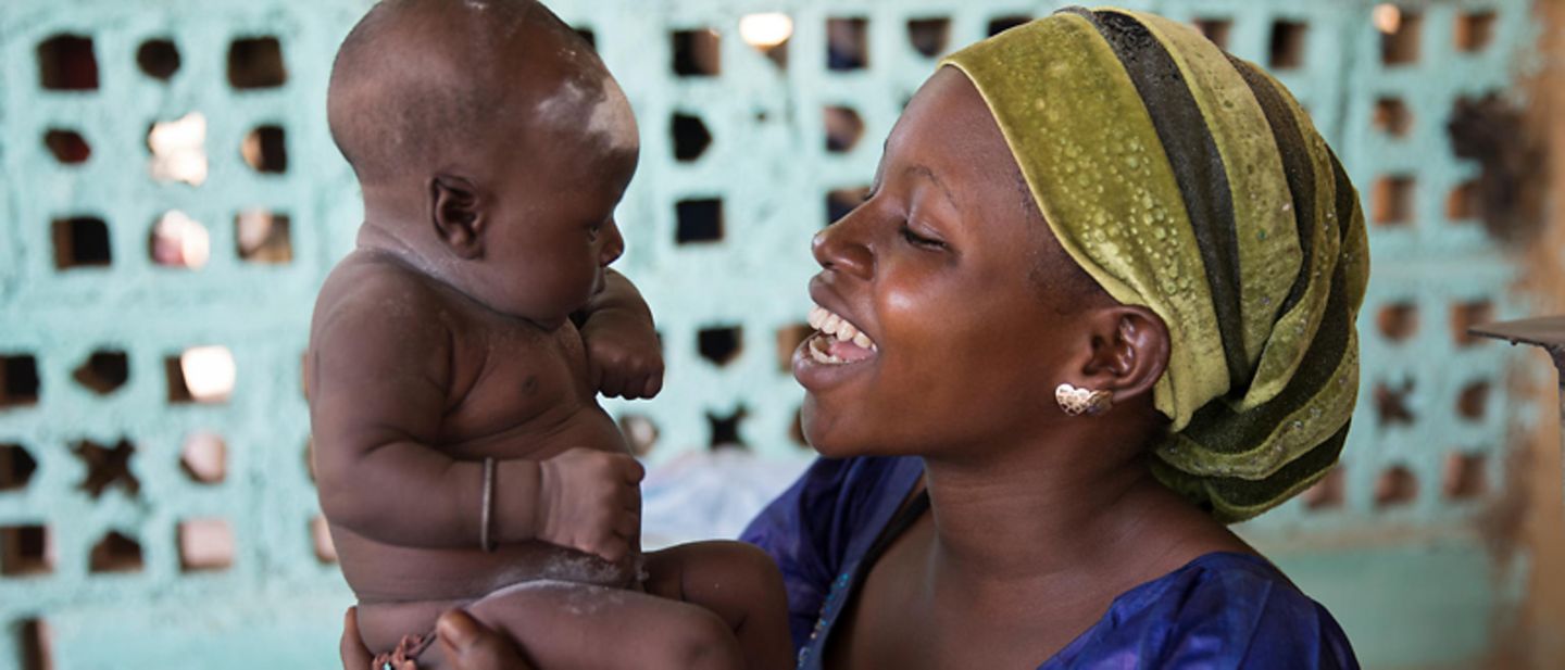 Mütter in aller Welt: Eine Mutter aus Mali spricht mit ihrem Baby