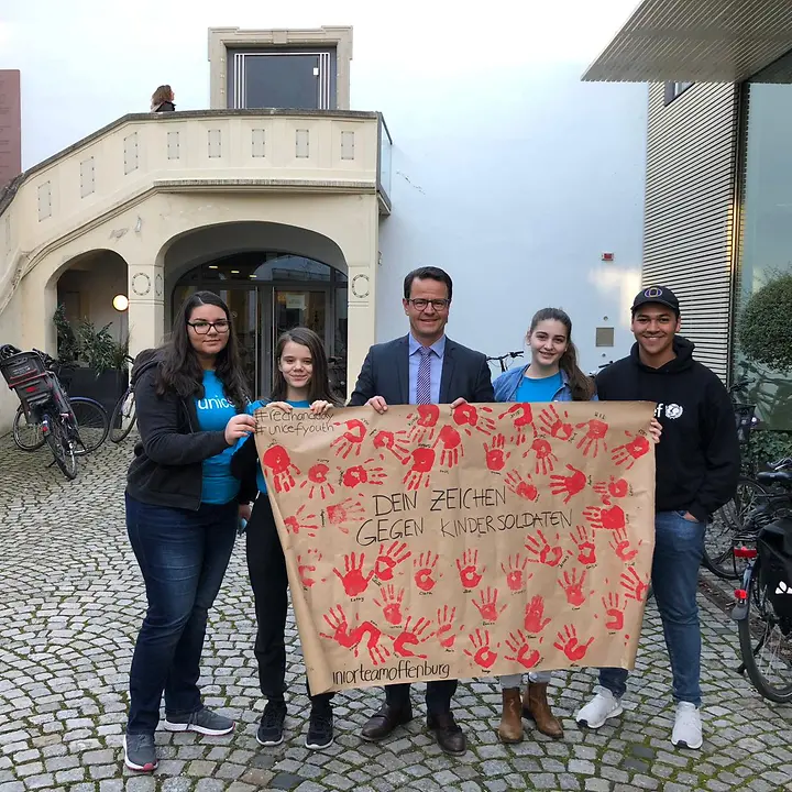 Red Hand Day Übergabe (1) Red Hand Day Übergabe (1)