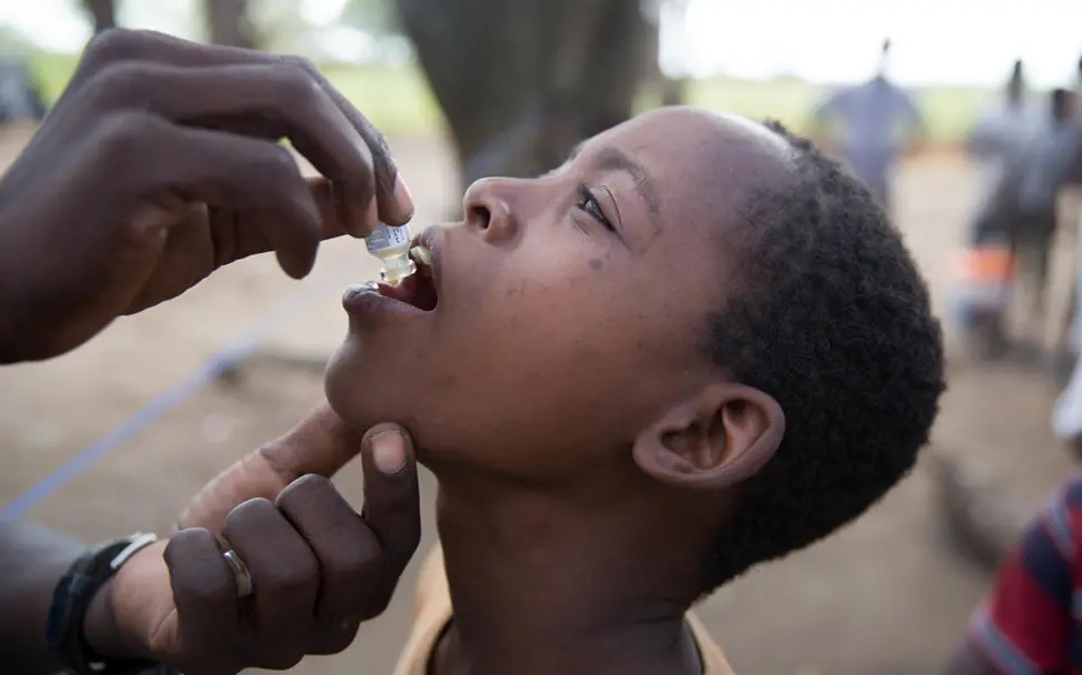 Durch die Impfungen wird unter anderem Cholera bekämpft | © UNICEF/UN0312429/Oatway Mosambik: Ein Junge wird von UNICEF-Helfern geimpft