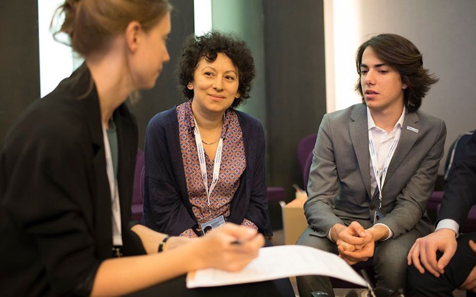 Bukarest: Kinder und Erwachsene diskutieren zusammen.