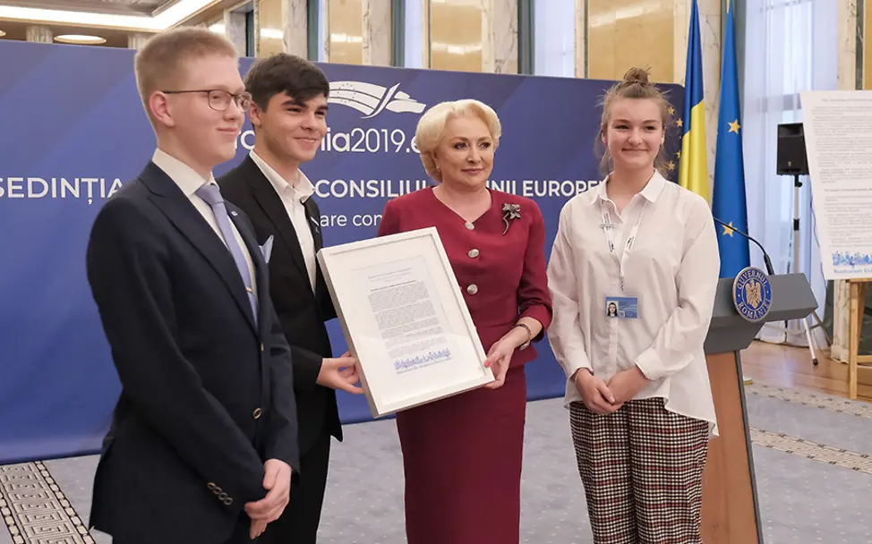 Kinder und Jugendliche fordern eine Zukunft mit Mitspracherecht. | © UNICEF Rumänien Bukarest: Übergabe der „Bucharest EU Children's Declaration“ an die Ministerpräsidentin.