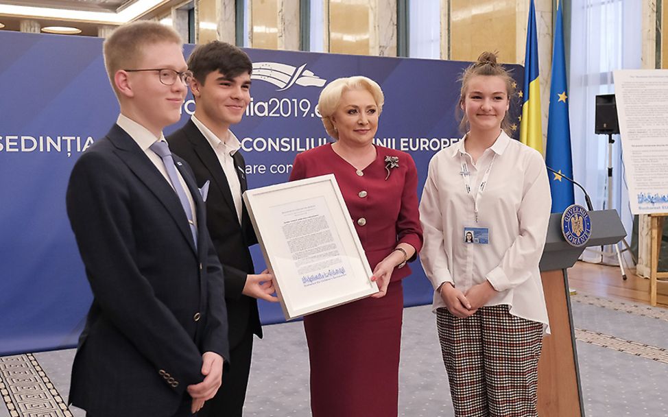 Bukarest: Übergabe der „Bucharest EU Children's Declaration“ an die Ministerpräsidentin.