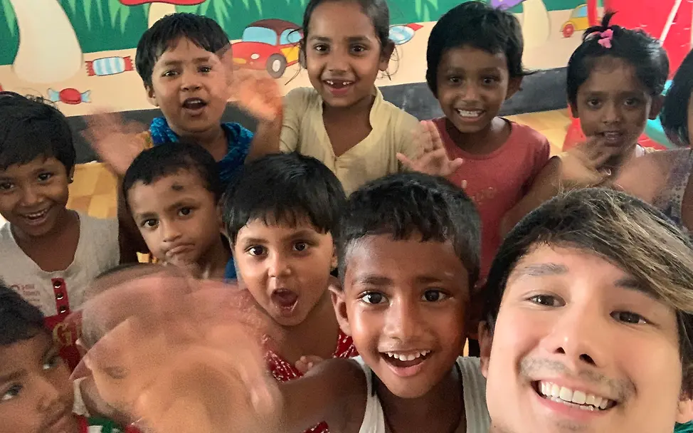 Julien Bam mit Kindern in Bangladesch | © UNICEF/DT2019-63040/Julien Bam Julien Bam mit Kindern in Bangladesch