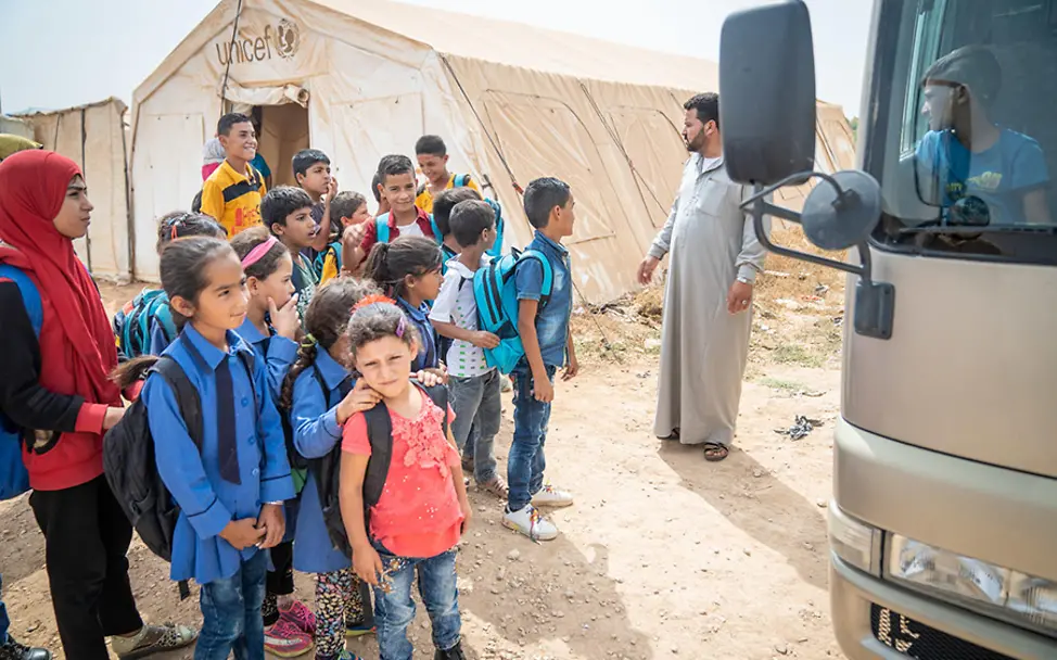 Der Bus macht den Kindern den Weg zur Bildung frei. | © UNICEF/Herwig Jordanien: Kinder warten vor einem von UNICEF organisiertem Schulbus.