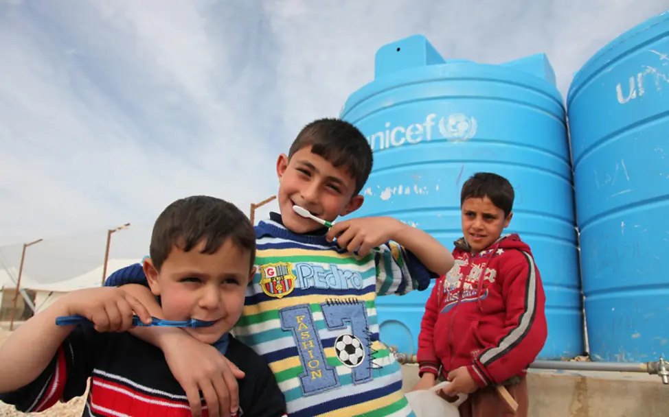 Drei Jungen putzen sich in einem Flüchtlingscamp in Jordanien die Zähne | © UNICEF Jordanien: Jungen putzen sich die Zähne