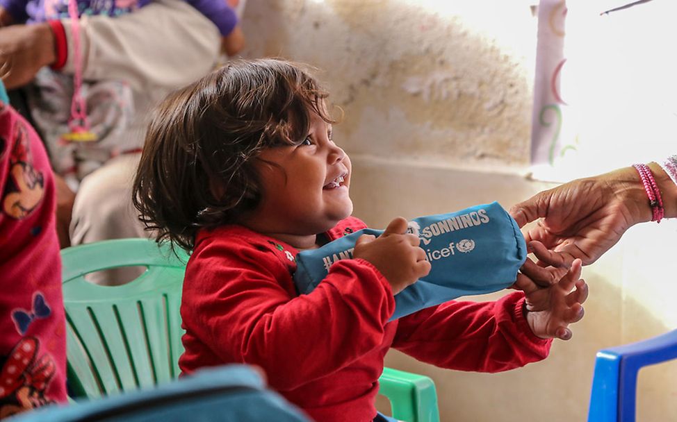 Ecuador: Das kleine Mädchen spielt in einem Child-Friendly-Space