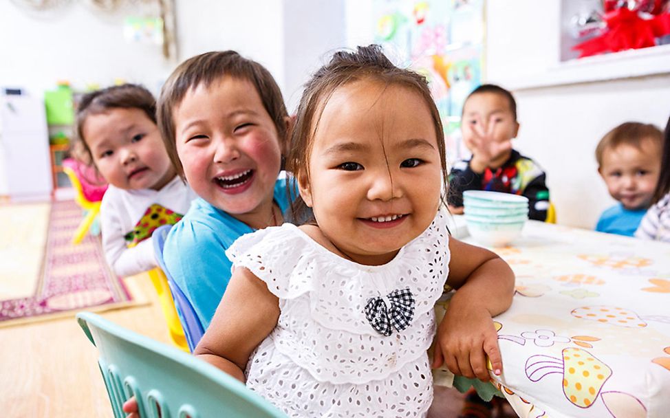 Mongolei: Kinder einer Vorschule sitzen am Mittagstisch.