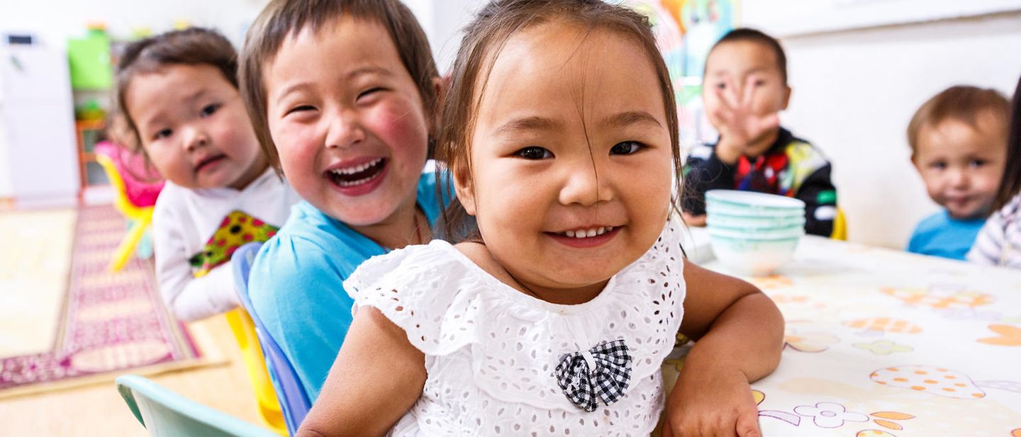 Mongolei: Kinder einer Vorschule sitzen am Mittagstisch.