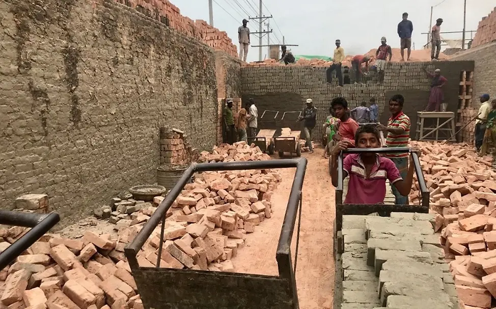 Die Trockenkammer der Ziegelfabrik | © UNICEF/Claudia Berger Kinderarbeit in Bangladesch: Die Trockenkammer der Ziegelfabrik