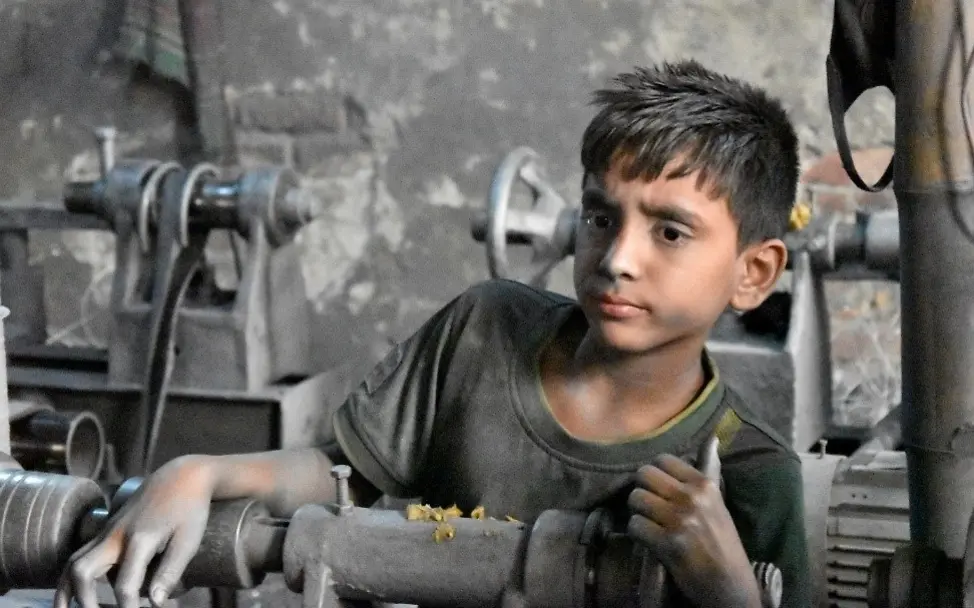 Sumon an der Aluminiumfräse | © UNICEF/Claudia Berger Kinderarbeit in Bangladesch: Sumon an der Aluminiumfräse