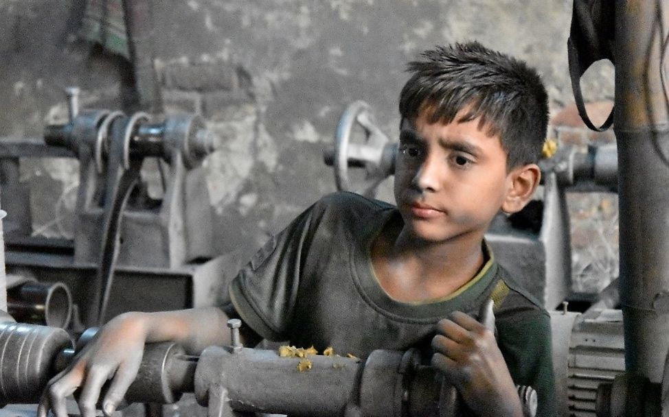 Kinderarbeit in Bangladesch: Sumon an der Aluminiumfräse