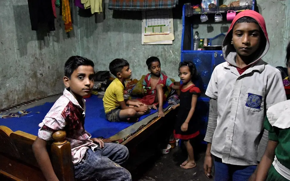Sumon und seine Freunde in seiner winzigen Wohnung | © UNICEF/Claudia Berger Kinderarbeit in Bangladesch: Sumon und seine Freunde in seiner winzigen Wohnung