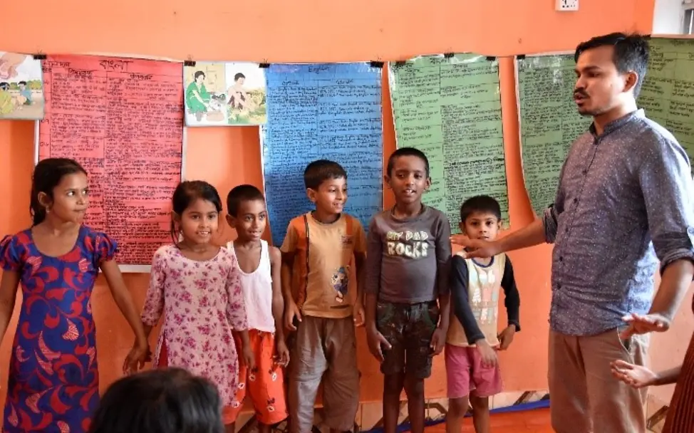 Der Sozialarbeiter des Kinderschutzzentrums erklärt die nächste Übung. | © UNICEF/Claudia Berger Kinderarbeit in Bangladesch: Der Sozialarbeiter des Kinderschutzzentrums erklärt die nächste Übung.