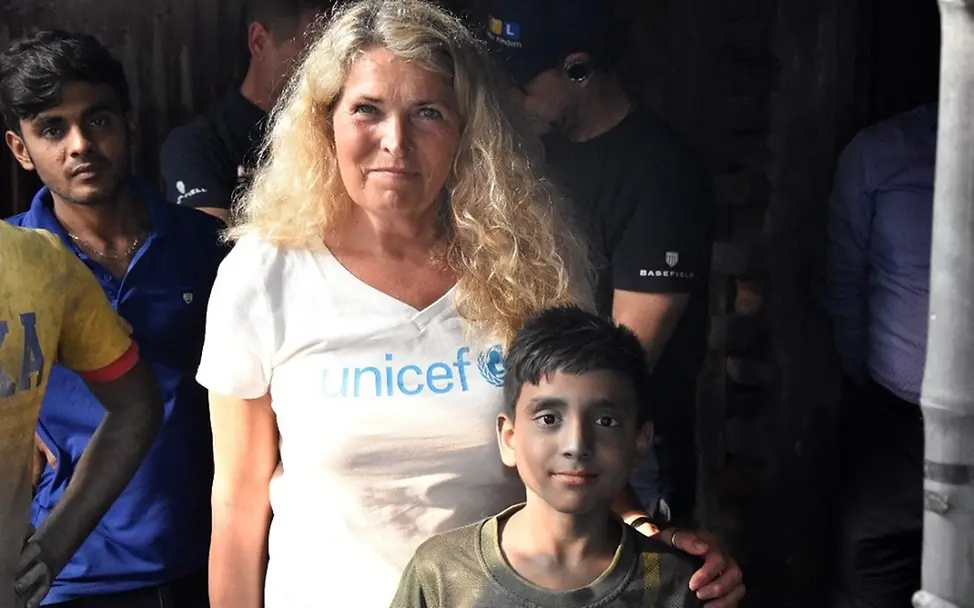 UNICEF-Mitarbeiterin Claudia Berger und Sumon | © UNICEF/Claudia Berger Kinderarbeit in Bangladesch: UNICEF-Mitarbeiterin Claudia Berger und Sumon