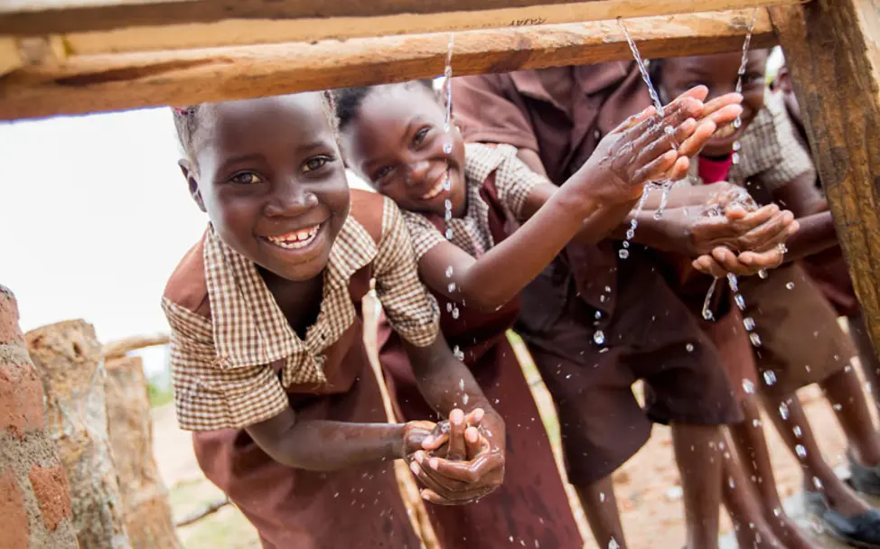 UNICEF kümmert sich um Wasseranschlüsse an Schulen | © UNICEF/UN0271531/Schermbrucke Sauberes Wasser: Mädchen waschen sich die Hände an einem Brunnen