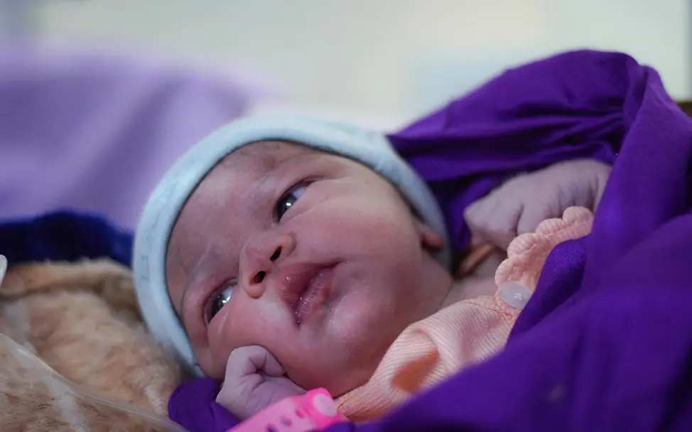 Zahlreiche Helfer unterstützen die Neugeborenen bei ihrem Start ins Leben. | © UNICEF/Baholis Jemen: Ein Neugeborenes auf der Babystation im Krankenhaus in Dolaa Hamdan.