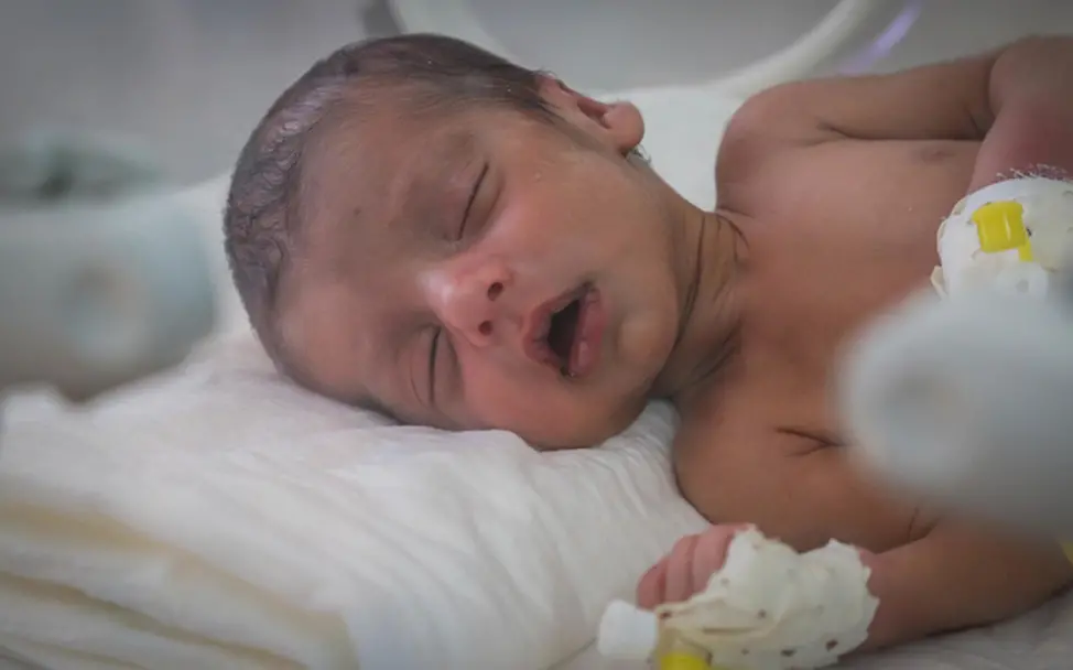 UNICEF unterstützt Mütter und ihre Babys nach der Geburt. | © UNICEF/Aljaberi Jemen: Die neugeborene Sohaya auf der Babystation im Krankenhaus in Dolaa Hamdan.