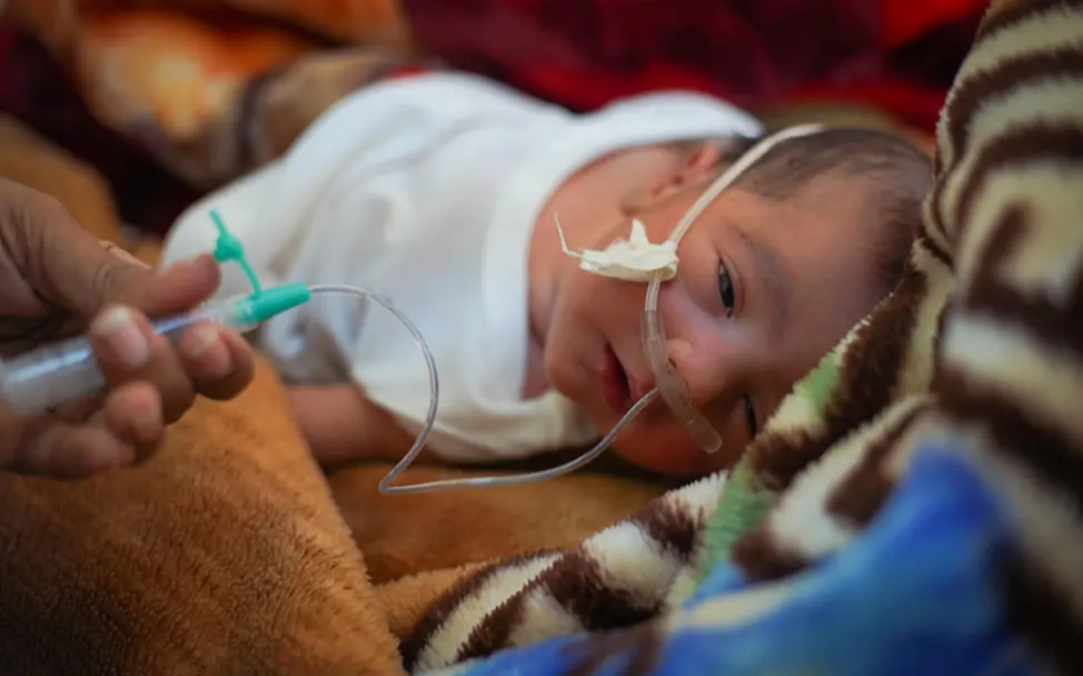 Die Neugeborenenstationen geben kranken Säuglingen eine Überlebenschance. | © UNICEF/Baholis Jemen: Ein Neugeborenes auf der Babystation im Krankenhaus in Dolaa Hamdan.