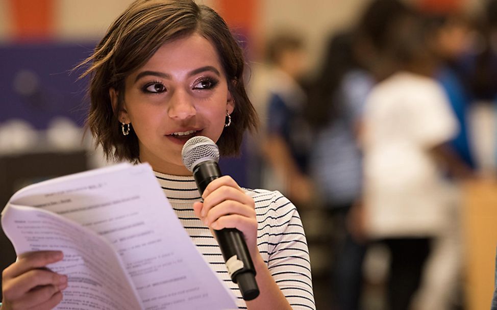 UN-Geschäftsstelle: Isabel Moner hält eine Rede auf dem Podium.