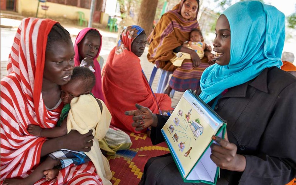 Sudan Krieg: Gesunde Ernährung und Hygiene-Regeln lernen Mütter von einer UNICEF-Gesundheitshelferin. 