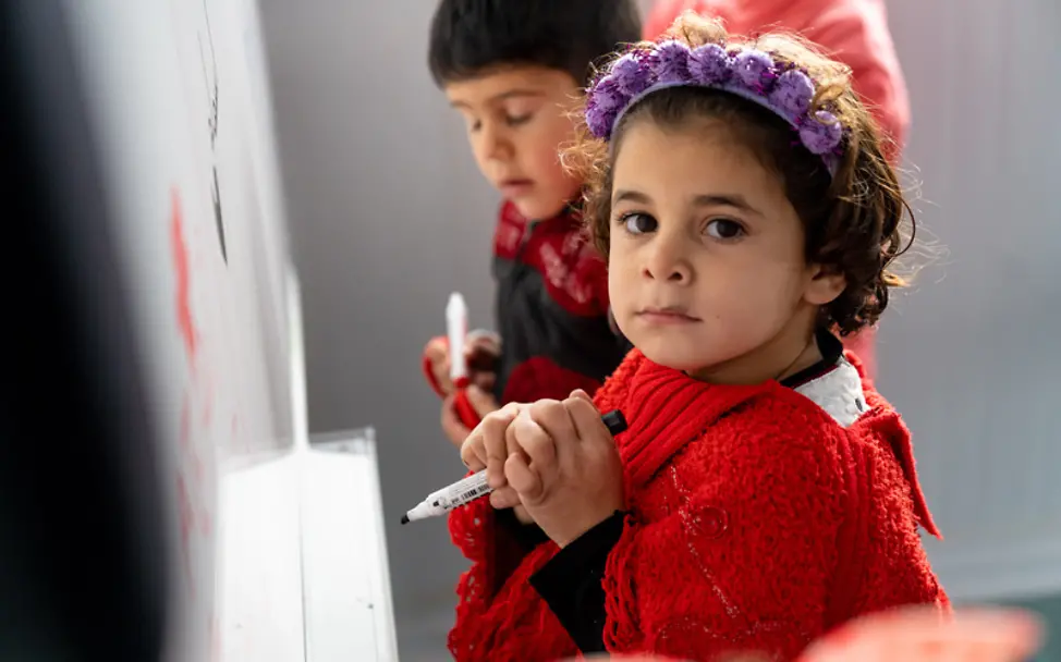 Ein Mädchen malt in einem Kindergarten in Zaatari | © UNICEF/Herwig Zaatari in Jordanien: Ein Mädchen im Kindergarten
