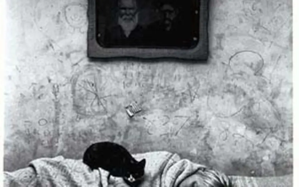 4. Preis: Portrait eines schlafenden Mädchens | © Roger Ballen, Südafrika 4. Preis Foto des Jahres 2001: Portrait eines schlafenden Mädchens