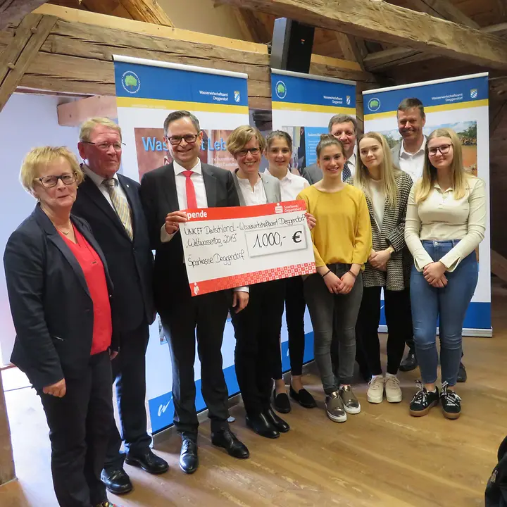 Übergabe des Spendenchecks der Sparkasse Deggendorf über 1.000,00 € für UNICEF Übergabe des Spendenchecks der Sparkasse Deggendorf über 1.000,00 € für UNICEF