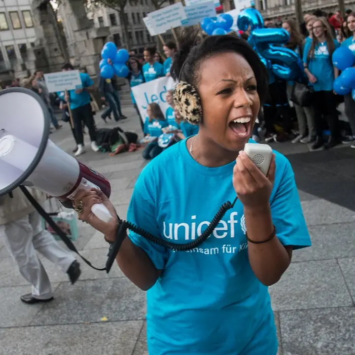Mach dich stark für die Kinderrechte! © UNICEF/DT2014-27395/Dirk Gebhardt Mach dich stark für die Kinderrechte! © UNICEF/DT2014-27395/Dirk Gebhardt