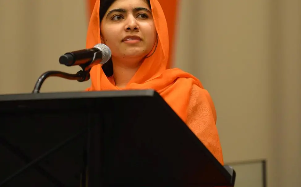 Malala Yousafzai ist die jüngste Preisträgerin in der Geschichte des Friedesnobelpreises. | © UNICEF/Nesbitt UN-Hauptsitz: Die 22-jährige Malala Yousafzai spricht auf dem Podium des Events Financing the Future.