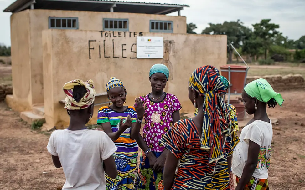 UNICEF sorgt auch für entsprechende Hygieneeinrichtung an den Schulen. | © UNICEF/Dicko Mali: Eine Gruppe von Mädchen steht vor der Schultoilette.