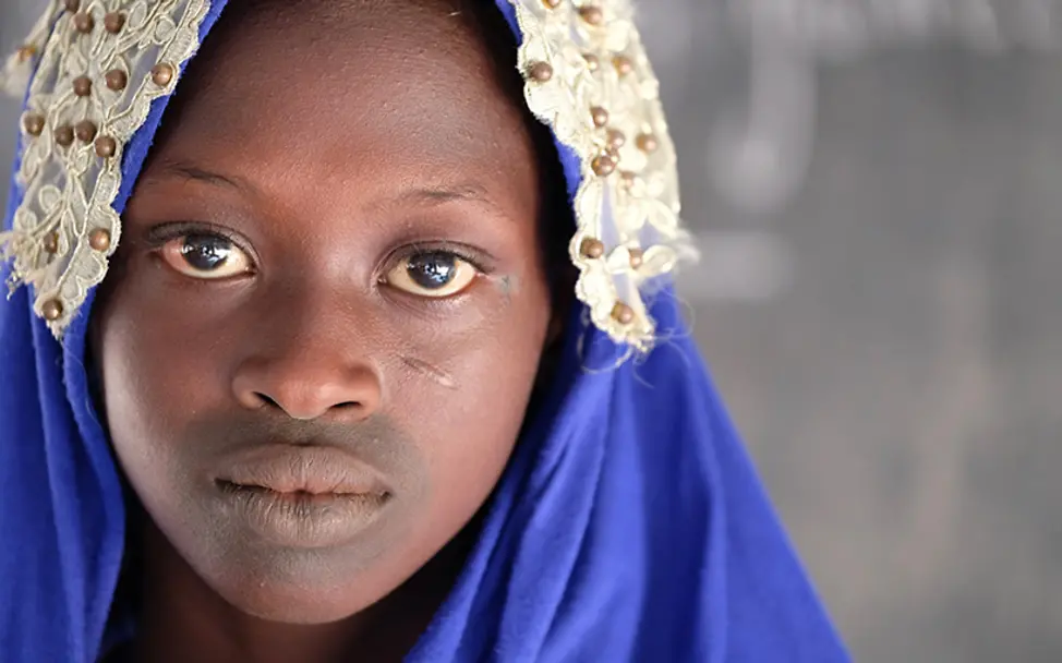 Oumou musste von Zuhause fliehen. | © UNICEF/Rose Mali: Oumou musste von Zuhause fliehen. Nun besucht sie ein temporäres UNICEF-Lernzentrum.