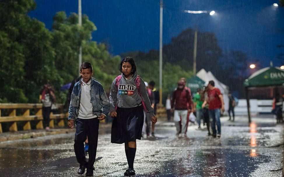 Venezuela: Eine Gruppe von Kindern überquert die Francisco de Paula Santander Brücke.